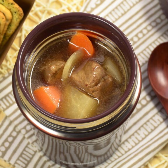 Caldo de Res Con Daikon